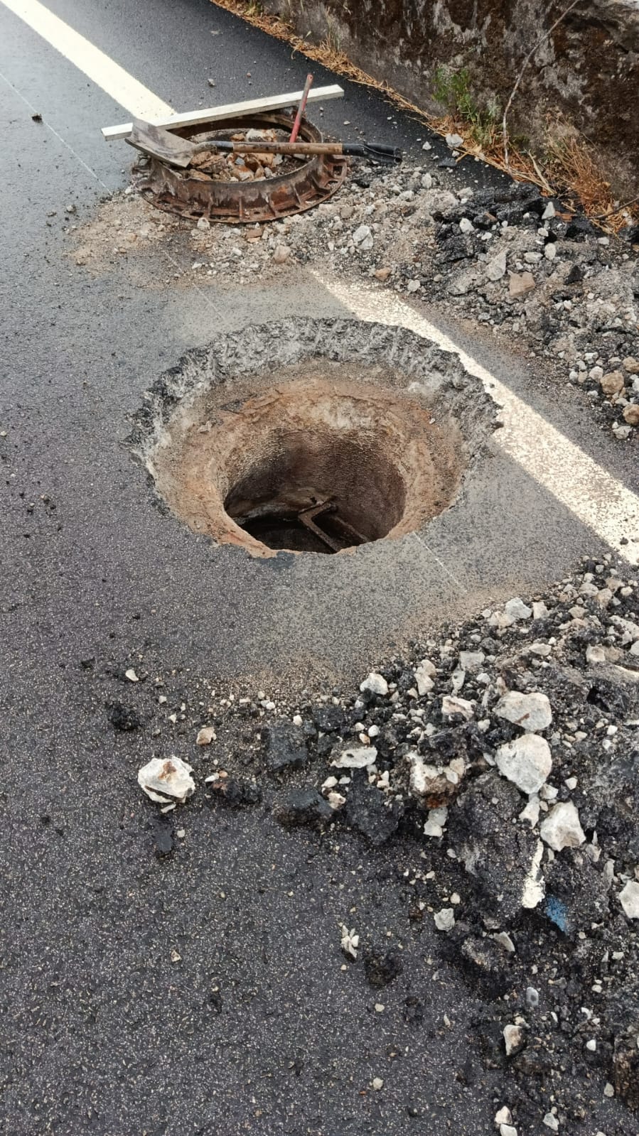 Manutenção e Reparação de Vias em Mesão Frio
Execução de trabalhos de levantamento e acerto de cotas de tampas de saneamento, garantindo o correto nivelamento com o pavimento da estrada.







 - Imagem 3